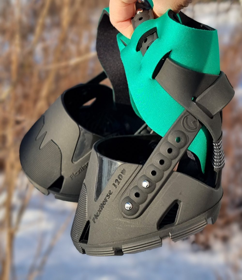 Flex Hoof Boots mit grüner Neopren-Gamasche